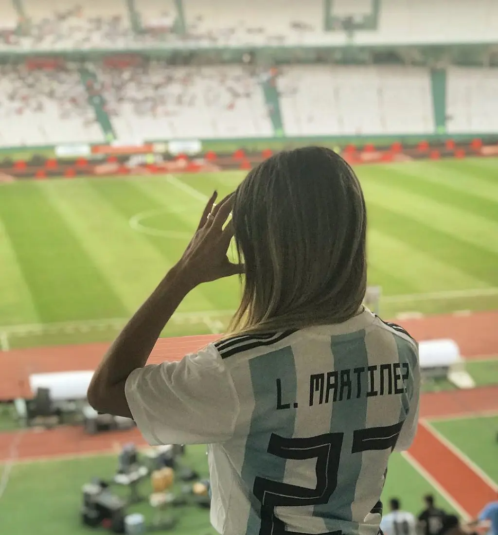 Agustina always tries to visit Lautaro while he is playing in the field, she goes to the ground to cheer for her boyfriend.