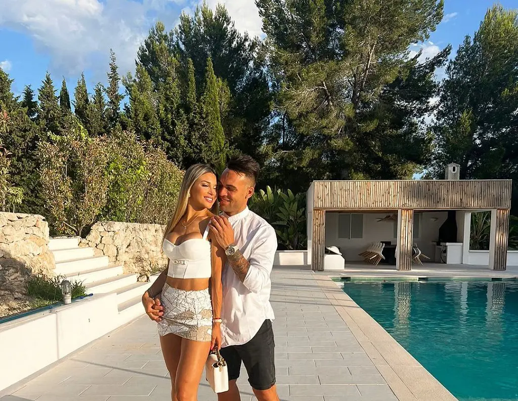 After the striker's summer 2018 transfer to Inter Milan, the couple entered a relationship.