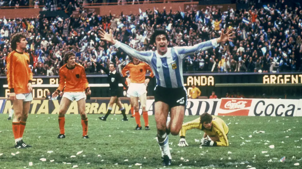 At international level, Kempes was the focal point of Argentina's 1978 World Cup win where he scored twice in the final, and received the Golden Boot.