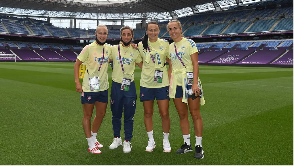 Arsenal FC players Lia Walti and Caitlin Foord with their teammates