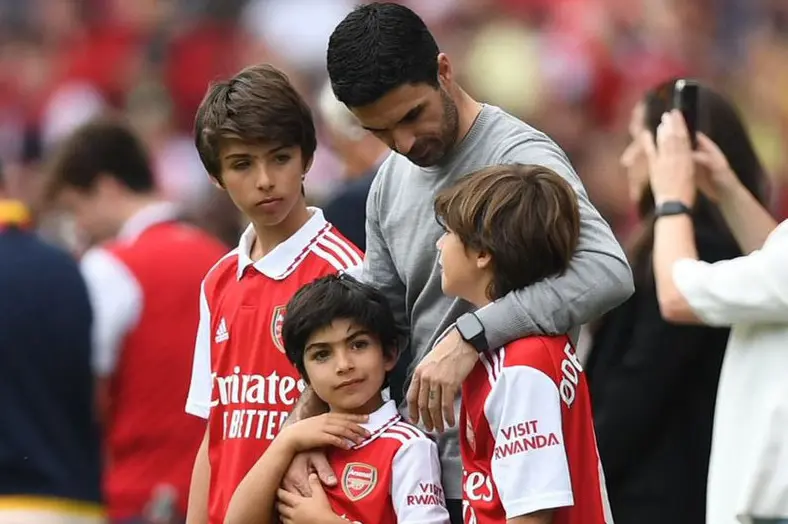 Gabriel post match with his brothers and father, wearing Arsenal jersey