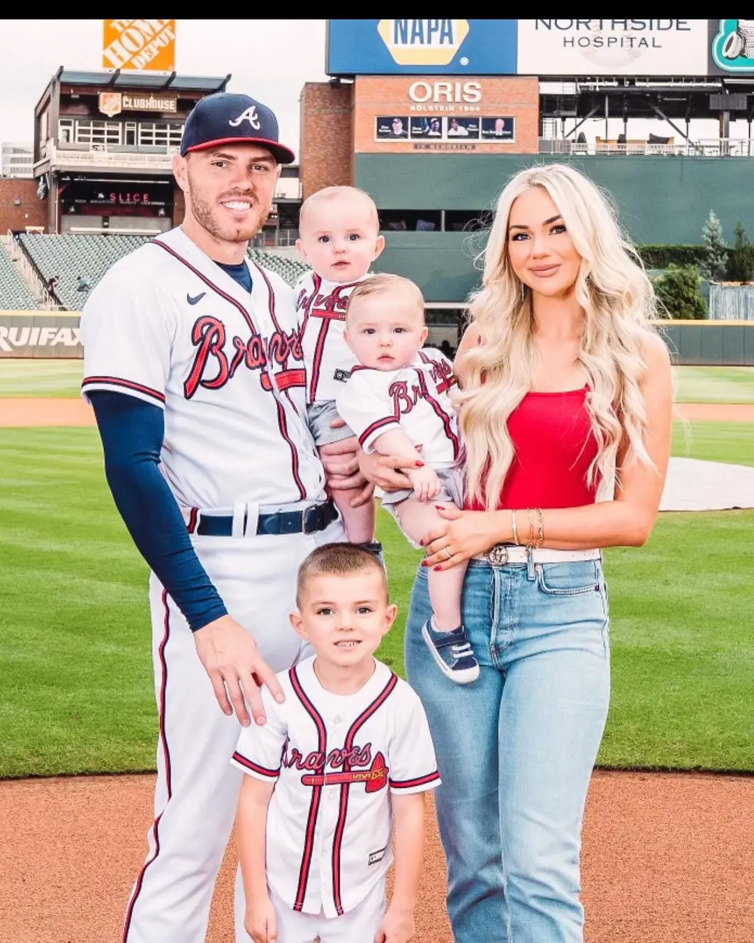 Freddie Freeman with wife Chelsea and their kids