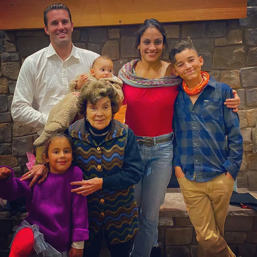 Kaulin snaps with Graham Snyder and their young ones in Canyon River Grill, October 2020