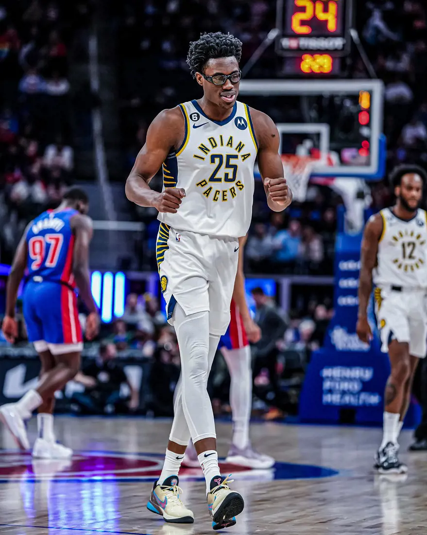 Jalen Smith playing for the Pacers in March 2023