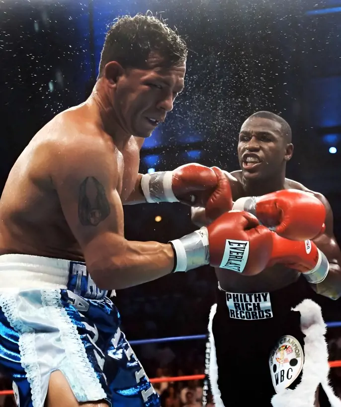 Floyd Mayweather landing a big right hand on Arturo Gatti back in 2005 competing for the WBC title