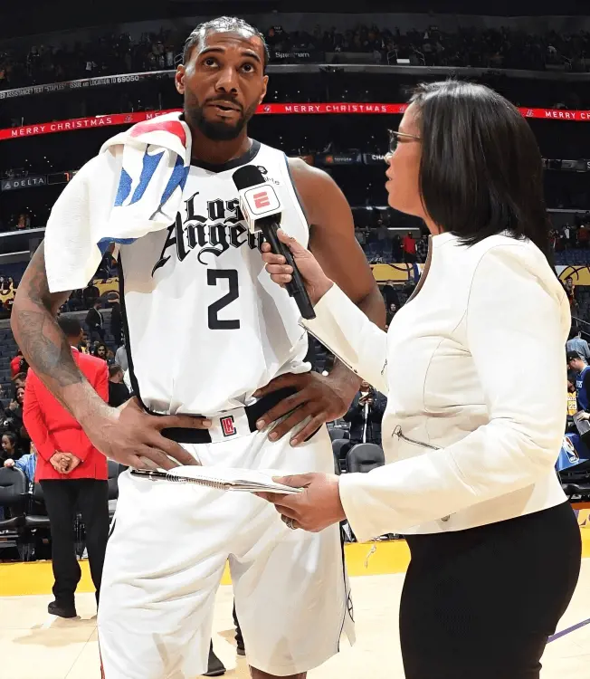 Salters taking on-court interview of Kawhi Leonard in 2022.