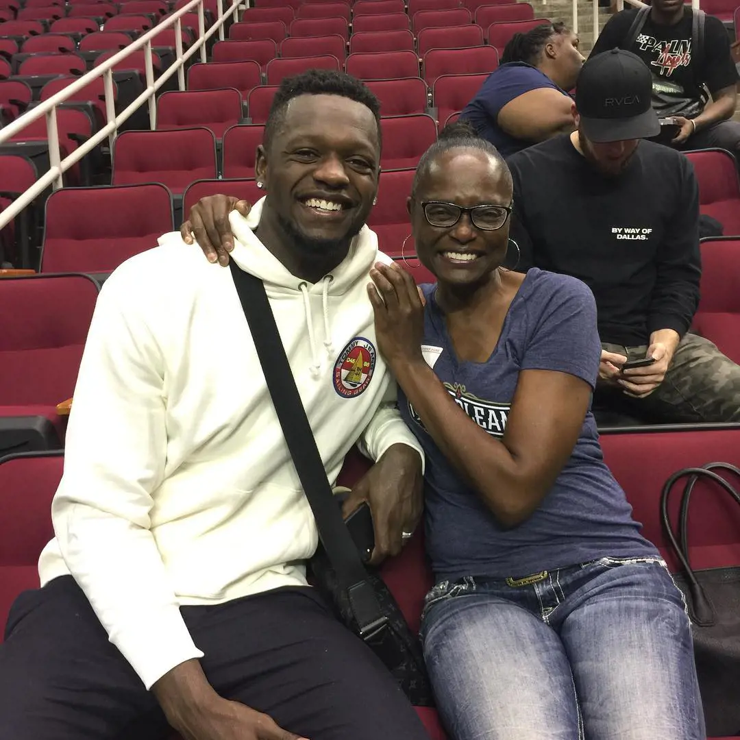 Carolyn attends NBA seasons first game in October 2018 where she congratulated him on the great win