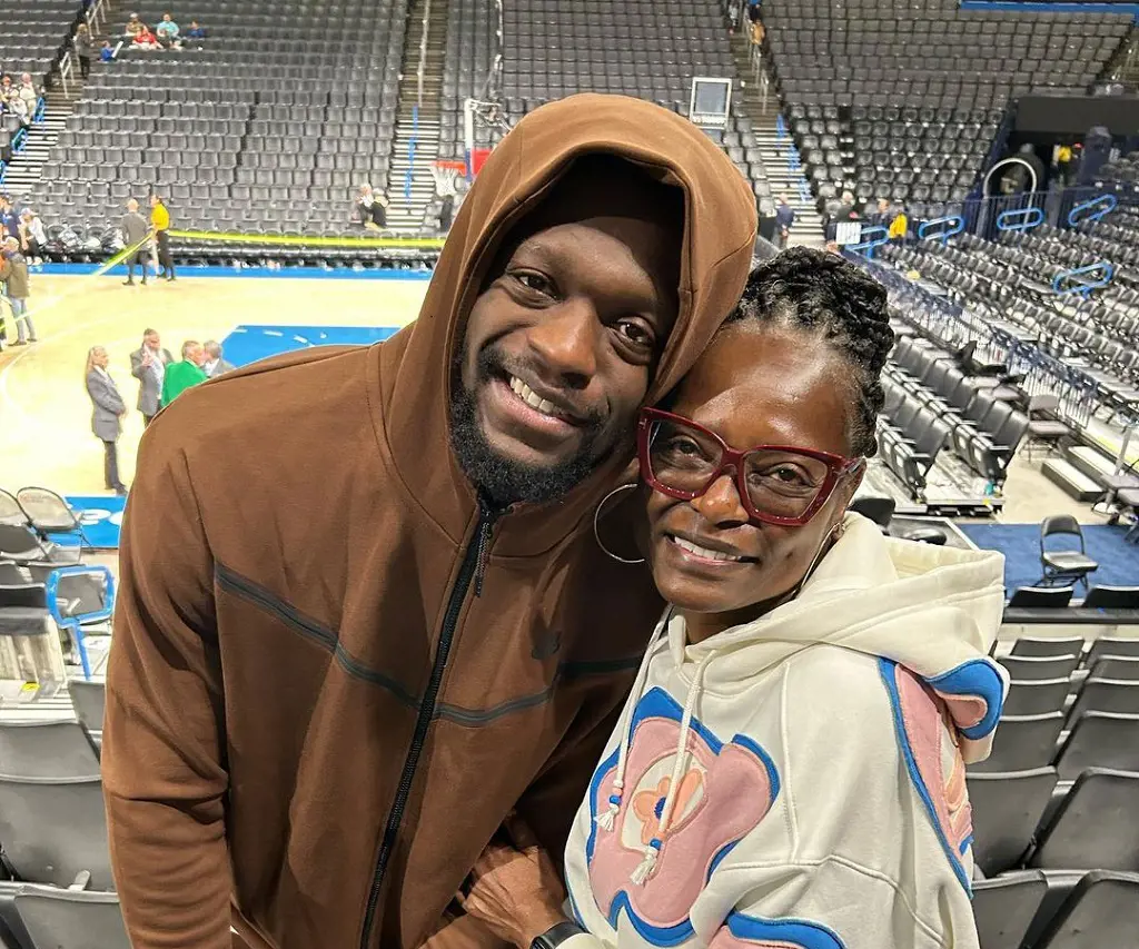 Julius with his mother Carolyn after a NBA game against Oklahoma City Thunder in November 2022 at Paycom Center