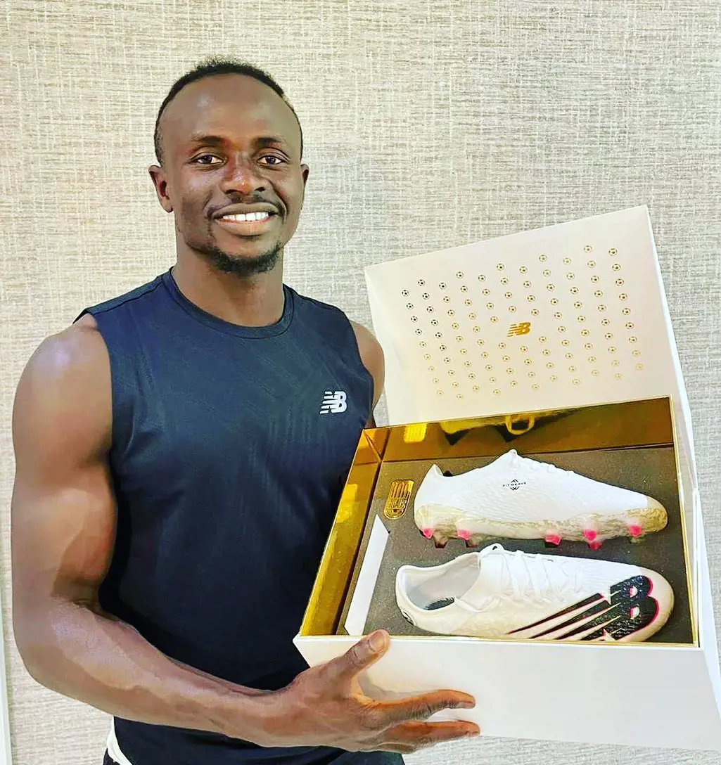 Sadio was given a pair of custom Furon 6+ ‘Hunt For More’ shoes by New Balance.