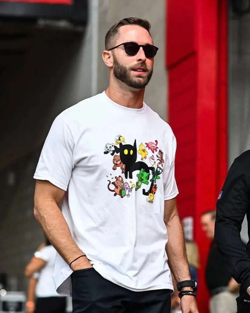 Coach Kliff looks chic in a casual t-shirt in August 2022