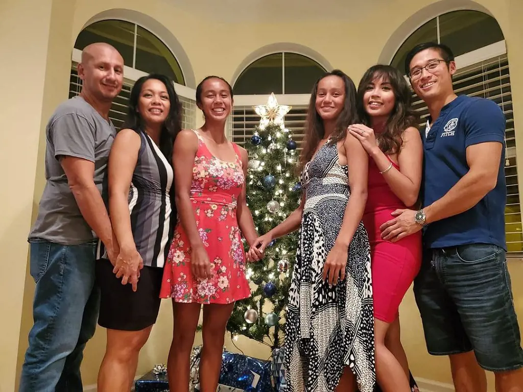 Leylah Fernandez celebrating new year with her family members in January 2020 in their Florida home