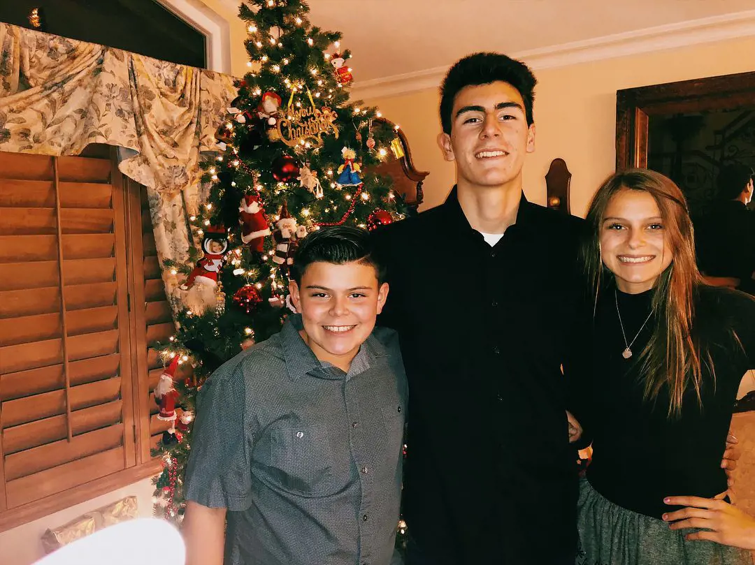 Jaime enjoyed Christmas with Gabriela and Marcos in 2017. 