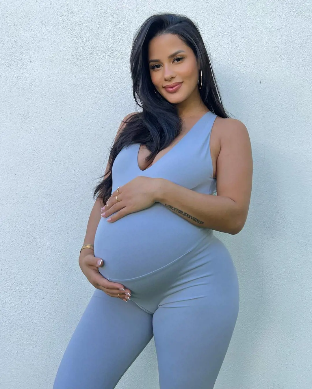 Katya Elise Henry snapping a pregnancy photoshoot in November 2022. She gave birth to a son Harlem on January 12, 2023