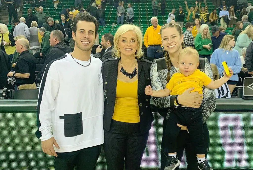 Kim with Kramer (L) and Makenzie (R), who is holding Kannon in January 2020, Waco, Texas