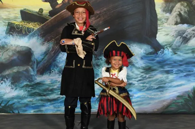 Jorley Soler and Leysa Soler on pirates costume for Halloween 2022 at Disney Dreams on 1st November 2022.