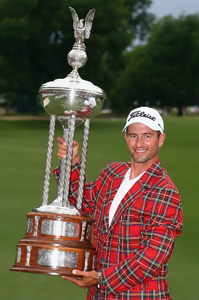 Scott expresses his delight while holding the Leonard trophy on May 25, 2014.