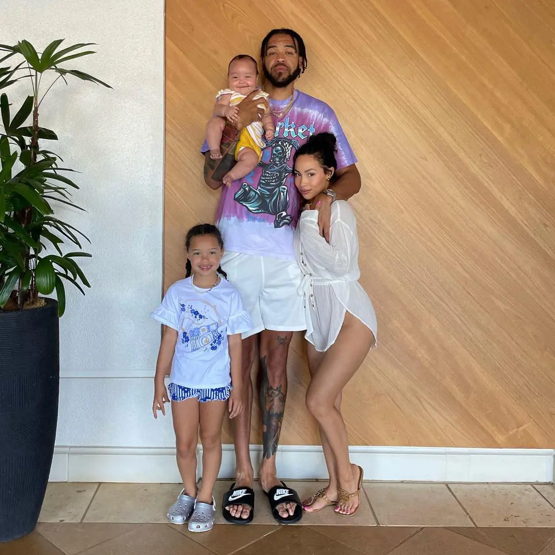 Jayale with Giselle and their two little daughters posing for a family photo in September 2022