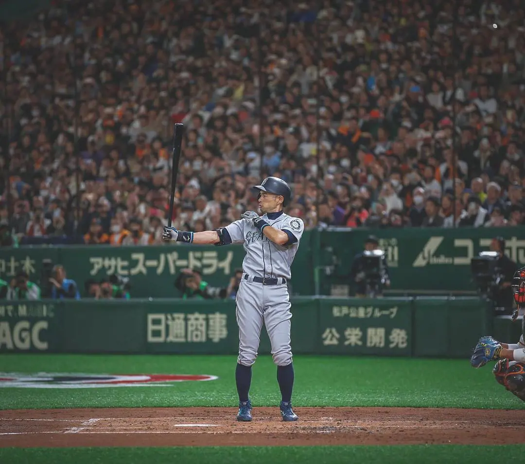Ichiro with his trademark celebration after hitting a home run 