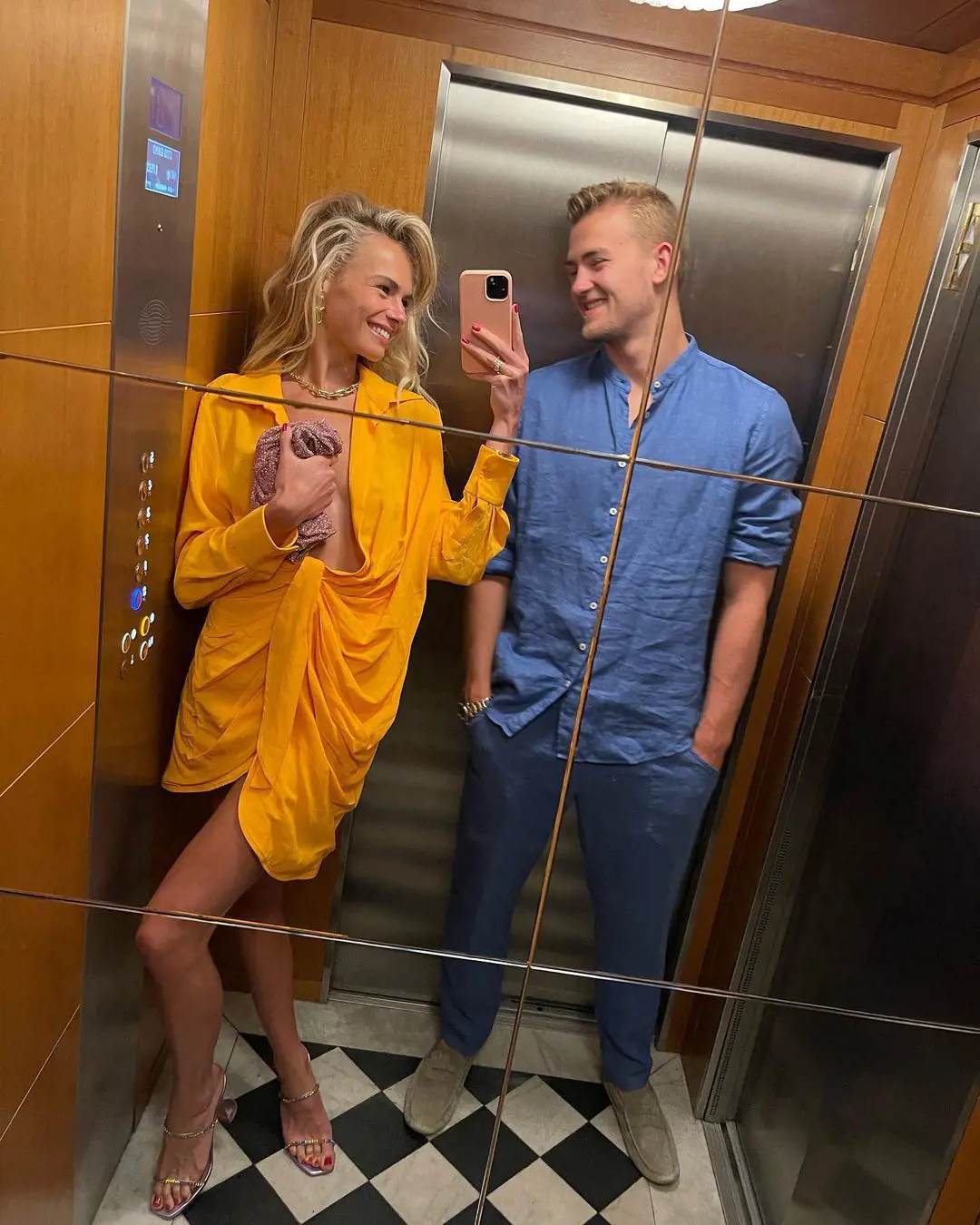 AnneKee Molenaar snapping a mirror selfie with her beau Matthijs de Ligt in a elevator in November 2022