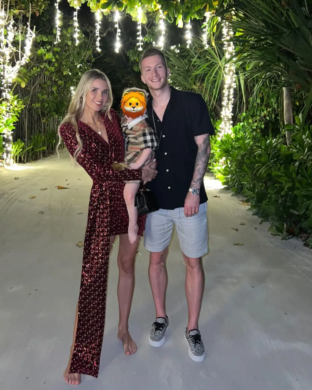 Marco Reus with his wife Scarlett Gartmann and their baby daughter on Christmas 2021