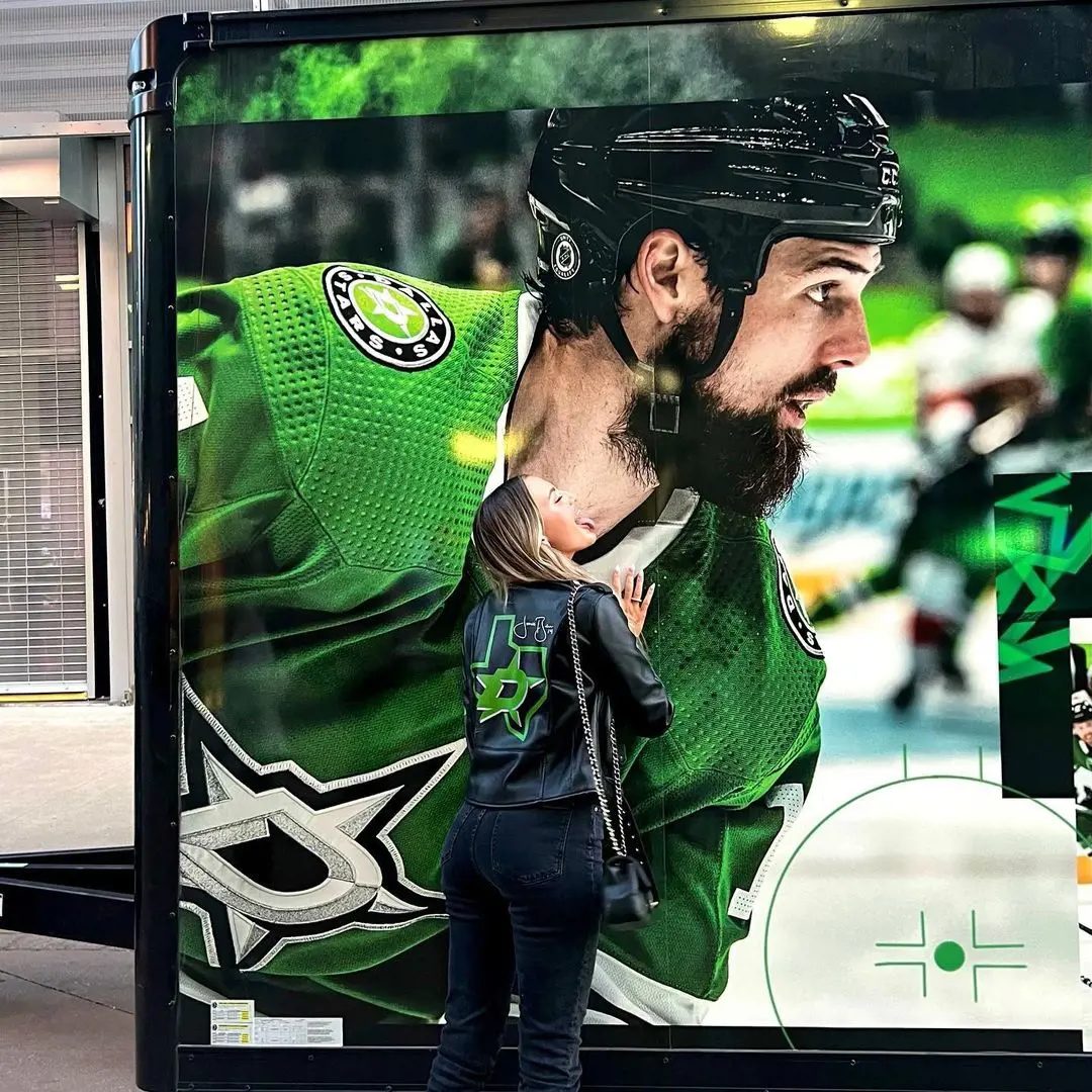 Jessica Bennett kissing the poster of her boyfriend at American Airlines Center.