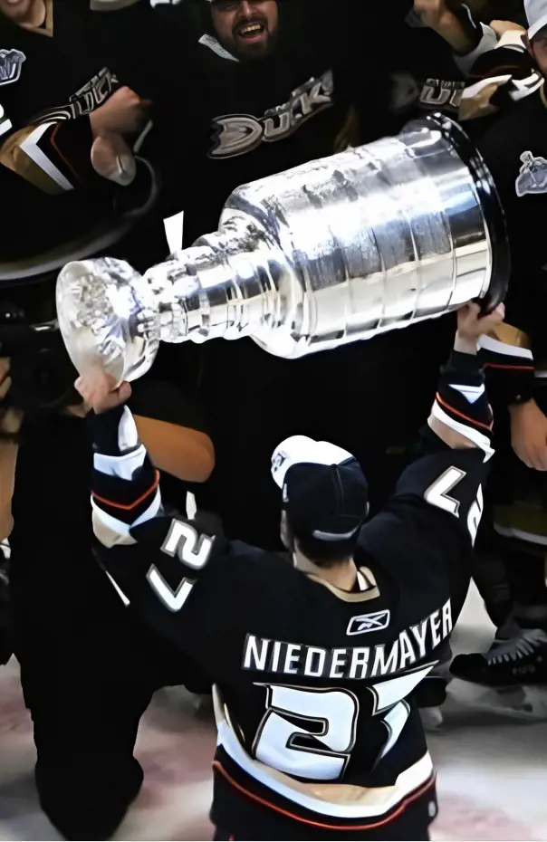 Captain Niedermayer lifting the 2007 Championship trophy.