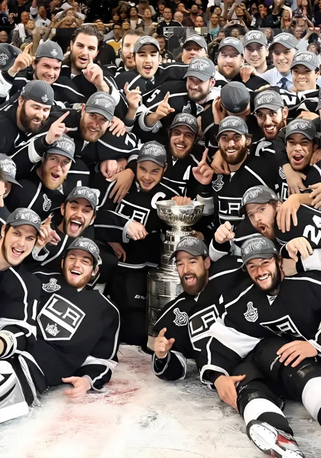 Los Angeles Kings team pictured together with the trophy.