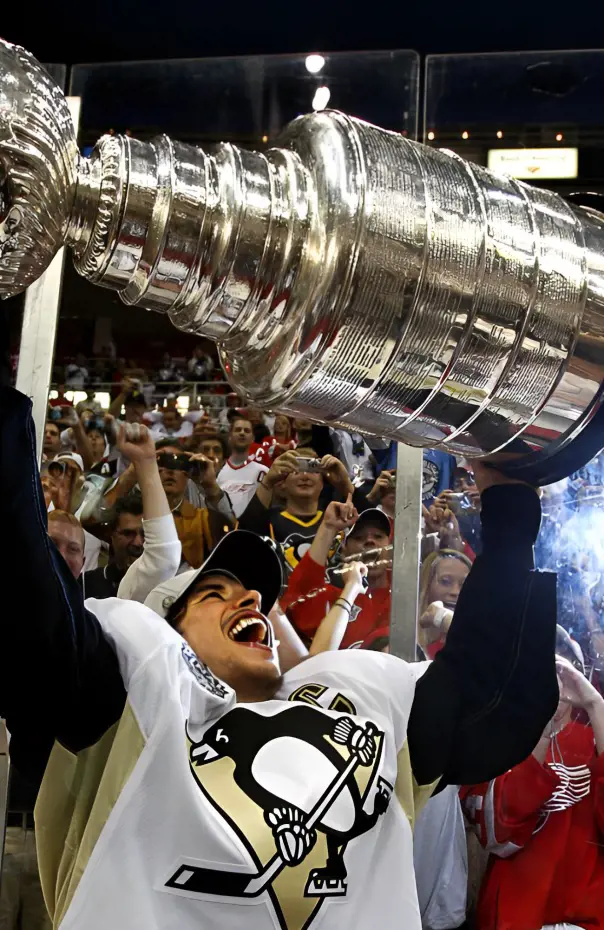 Sidney Crosby lifting the trophy on June 12, 2009.